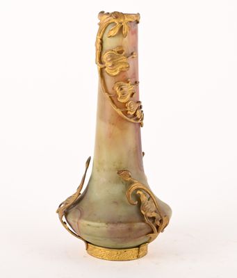 un vase posé sur une surface blanche