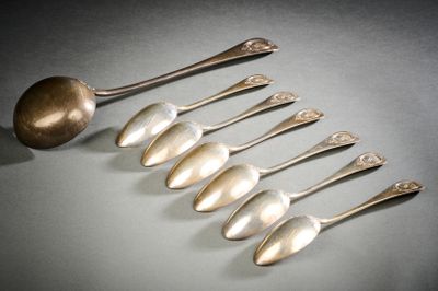 six cuillères sont alignées sur une table
