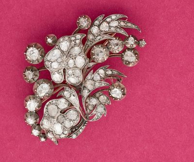 une broche ancienne sertie de diamants sur fond rose