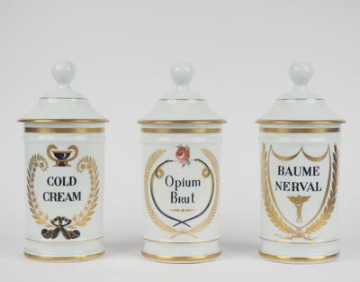 trois boîtes blanches et dorées ornées de motifs différents