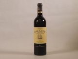 la bouteille de vin est posée sur la table, prête à être consommée