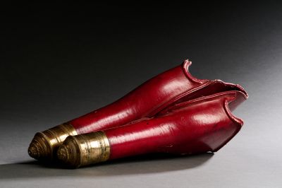 deux chaussures rouges posées sur une table