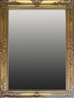 MIROIR en bois et stuc doré à décor de cartouches et rinceau…