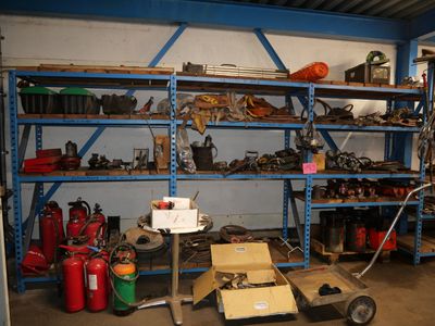 un garage avec de nombreux outils sur les étagères