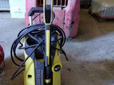 un « Pressurer » jaune et noir garé dans un garage