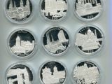 six séries de pièces d'argent de types et de motifs différents, présentées sur un fond blanc