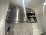 une photo d'une cuisine avec beaucoup de vaisselle sur le plan de travail