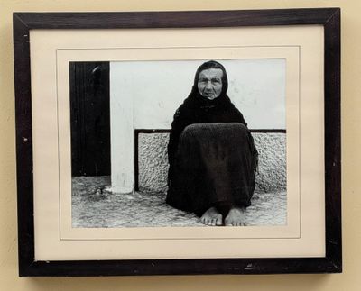 photographie en noir et blanc d'une femme assise sur un banc