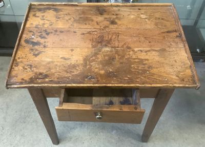 une vieille table en bois avec un tiroir en dessous