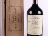 une bouteille de vin posée à côté d'une caisse en bois