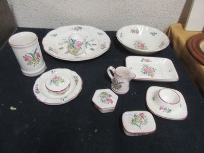 une table sur laquelle sont posés tout un tas d'assiettes et de tasses