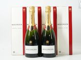 deux bouteilles de champagne posées l'une à côté de l'autre sur une table