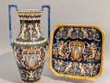 deux vases posés l'un à côté de l'autre sur une table