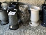 de nombreux vases alignés par terre