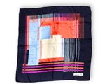 un gros plan d'un foulard carré sur fond blanc