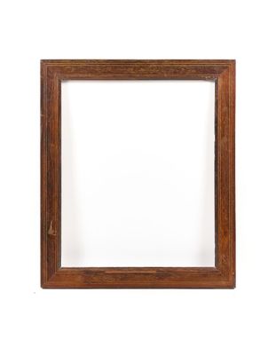 un cadre photo en bois sur fond blanc, avec une ombre