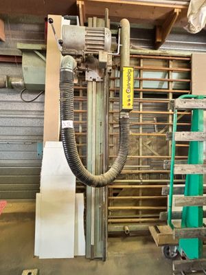une machine qui se trouve à l'intérieur d'un bâtiment