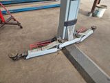 un gros plan d'un chariot élévateur dans un garage
