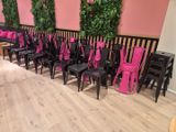 de nombreuses chaises alignées en rang dans une pièce