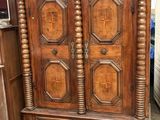 une armoire en bois surmontée d'une porte
