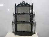une étagère surmontée d'un miroir