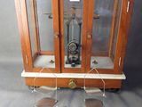 une vitrine contenant une horloge, posée sur une table