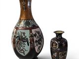 deux vases posés l'un à côté de l'autre sur une surface blanche