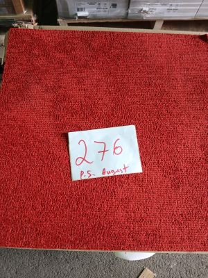 un morceau de papier posé sur le siège des toilettes