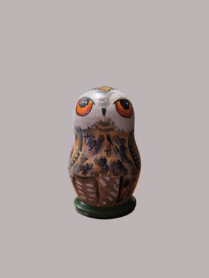 une petite figurine de chouette posée sur une table