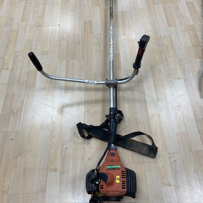 une photo d'une débroussailleuse posée sur un parquet