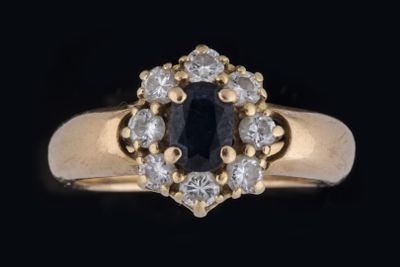 Bague marguerite centrée d’un saphir ovale dans un entourage…