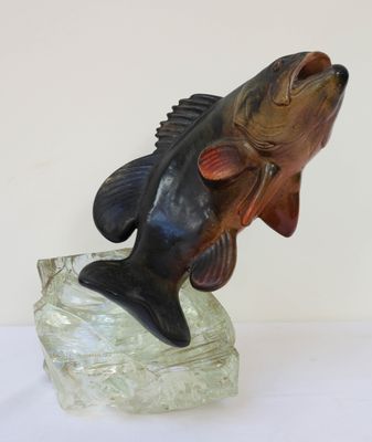 statue représentant un black-bass à grande bouche posé sur un rocher, sur un fond blanc