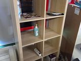 une étagère avec beaucoup de livres sur le dessus