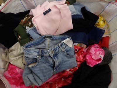 un panier rempli de vêtements posé par terre