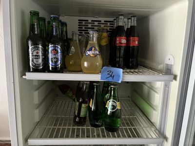un réfrigérateur rempli de nombreuses bouteilles d'alcool