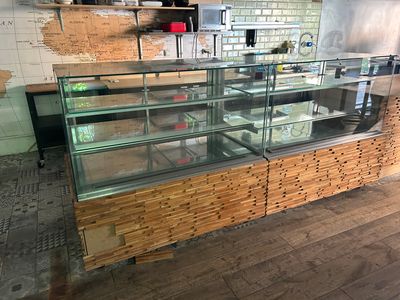 une vitrine contenant beaucoup de nourriture