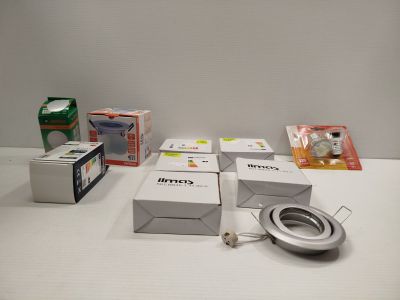 plusieurs boîtes contenant différents types d'appareils électroniques posées sur une table