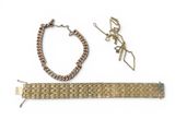 un gros plan d'un bracelet et d'une chaîne sur une surface blanche