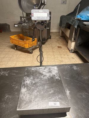 une photo d'une grande balance dans une cuisine