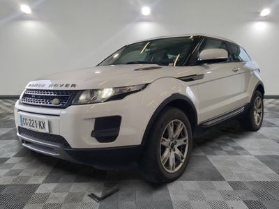 une photo d'un Land Rover blanc garé dans un garage