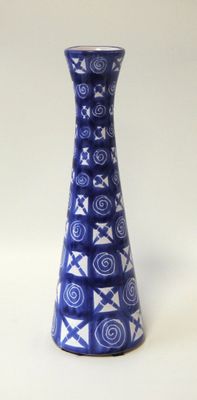 un vase bleu et blanc posé sur une surface blanche