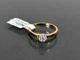 une photo d'une bague en diamant posée sur une table, avec une étiquette de prix