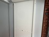 une pièce avec une porte coulissante et un mur en briques