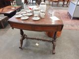 une table sur laquelle sont posées de nombreuses tasses et soucoupes