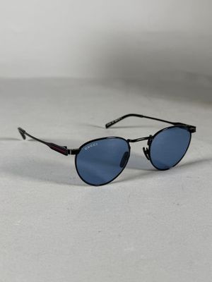 gros plan d'une paire de lunettes de soleil sur une surface blanche