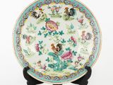une assiette avec un motif d'oiseaux et de fleurs