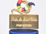 une bouteille bleue surmontée d'un serpent doré