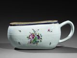 une tasse blanche avec une anse bleue et un motif floral