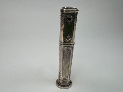 un briquet ancien plaqué argent, orné d'une horloge sur le côté