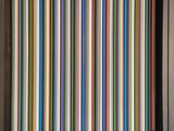 une photo d'un mur multicolore